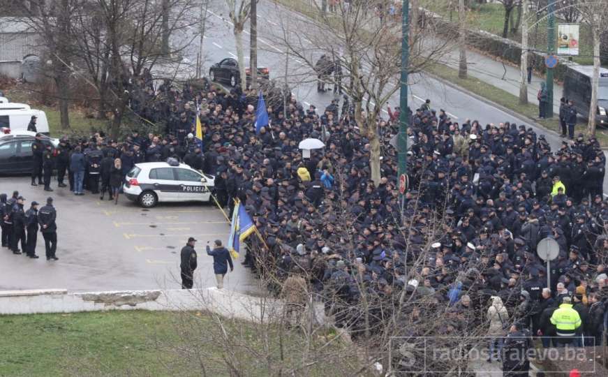 Više od 500 nezadovoljnih policajaca pred zgradom Vlade FBiH, blokiran saobraćaj